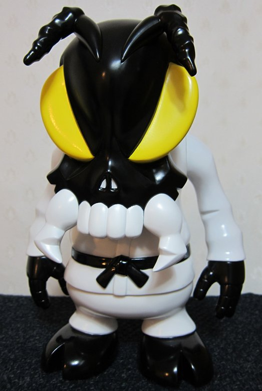 Secret Base Convex Skull Bee Deka Black & White Ver 5  Vinyl Collection Figure Online